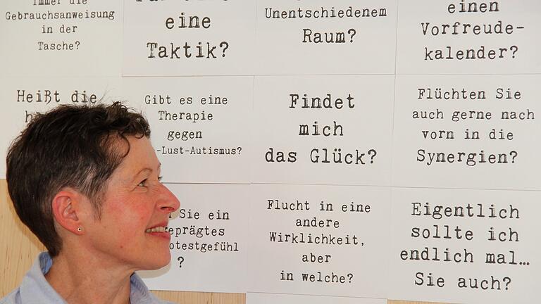 Die Homburger Künstlerin Linda Schwarz stellt in der Stadtbibliothek Marktheidenfeld aus.