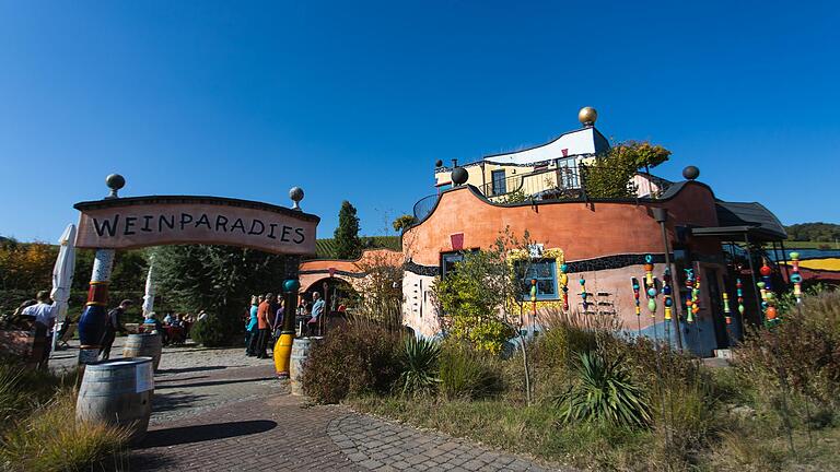 Das Weingut Hirn in Untereisenheim (Lkr. Würzburg) ist von Friedensreich Hundertwasser entworfen.