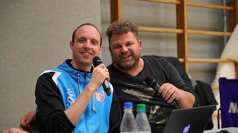 Kjeld Classen (rechts) gemeinsam mit Sebastian Becker beim Kommentieren eines Ligaspiels der Hammelburg Volleys. Momentan glänzt der 38-Jährige aber besonders als Spieler der 2. Mannschaft. Foto: Jens Feistel       -  Kjeld Classen (rechts) gemeinsam mit Sebastian Becker beim Kommentieren eines Ligaspiels der Hammelburg Volleys. Momentan glänzt der 38-Jährige aber besonders als Spieler der 2. Mannschaft. Foto: Jens Feistel