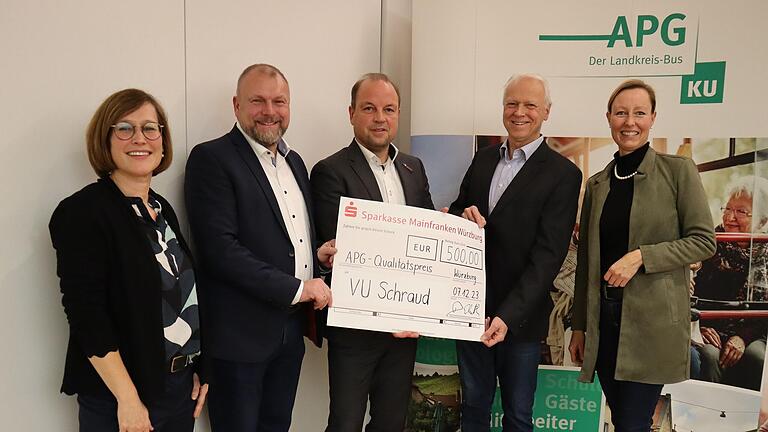 Landrat Thomas Eberth überreichte den APG-Qualitätspreis an Gerhard Schraud, Inhaber des Verkehrsunternehmens Ludwig Schraud (von links): Sibylle Holste, stellvertretende APG-Betriebsleiterin, Landrat Thomas Eberth, APG-Betriebsleiter Dominik Stiller, Gerhard Schraud sowie KU-Vorständin Eva von Vietinghoff-Scheel.