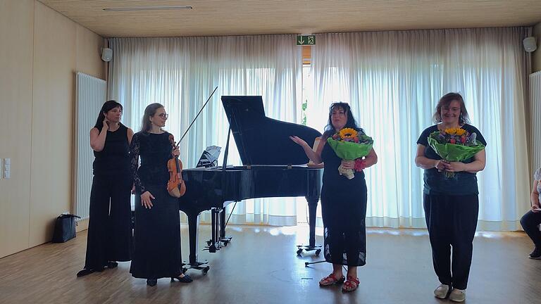 Auf dem Foto (von links): Jewgenia Skripal (Klavier), Mariel Müller-Brincken (Violine), Moderatorin Angela Iqbal und Schirmherrin Silke Trost (Stadträtin). Auf dem Foto (von links): Jewgenia Skripal (Klavier), Mariel Müller-Brincken (Violine), Moderatorin Angela Iqbal und Schirmherrin Silke Trost (Stadträtin).
