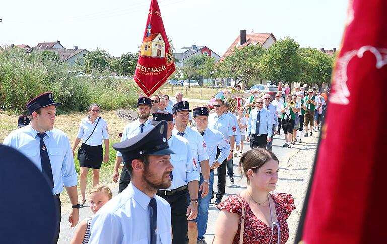 Impressionen vom großen Geburtstagsfest - ein Feuerwehrfest das in Erinnerung bleiben wird. Zum Fest 150 Jahre Feuerwehr Kirchschönbach gab es einen großen Umzug durch die Ortschaft. Neben 25 Feuerwehren sorgten drei Musik-Kapellen (Oberschwarzach, Kitzingen / Wiesenbronn, Reupelsdorf) für beste Feststimmung. Das Festgelände war im Anschluss an den Umzug bis auf den letzten Platz 'ausverkauft'. Feuerwehren, Blaskapellen, Ehrengäste und Besucher fühlten sich sehr wohl.