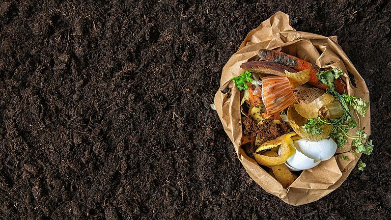 Eierschalen, Obst- und Gemüsereste, sowie Kaffee- und Teesätze können auf den Kompost gebracht werden. Eierschalen, Obst- und Gemüsereste, sowie Kaffee- und Teesätze können auf den Kompost gebracht werden.