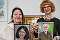 Die Tafelmitarbeiterinnen Susanne Kolbert (rechts) und Susanne Burns-Hansen zeigen Bilder des Ehepaars Ruth und Manfred Faber, die der Würzburger Tafel ihr Vermögen vermacht haben.