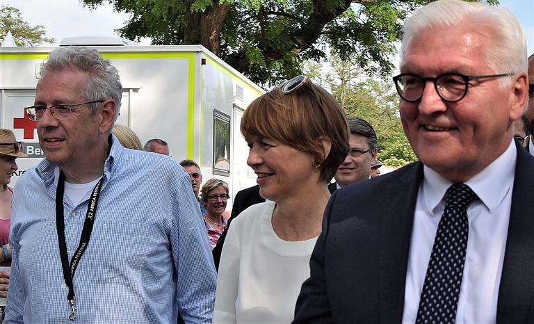 Hoher Besuch beim Jubiläum: Der Leiter des Africa Festivals, Stefan Oschmann (links), konnte Bundespräsident Frank-Walter Steinmeier mit seiner Frau Elke Büdenbender begrüßen. Hoher Besuch beim Jubiläum: Der Leiter des Africa Festivals, Stefan Oschmann (links), konnte Bundespräsident Frank-Walter Steinmeier mit seiner Frau Elke Büdenbender begrüßen.