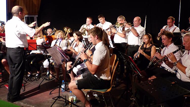Ab 1998 übernahm Michael Seufert aus Dürrfeld das Amt des Dirigenten. Sein Steckenpferd war die Böhmische Blasmusik. Er komponierte einige Blasmusikwerke und Choräle, die bis heute zum Repertoire der Erleinsbacher Musikanten gehören. Ab 1998 übernahm Michael Seufert aus Dürrfeld das Amt des Dirigenten. Sein Steckenpferd war die Böhmische Blasmusik. Er komponierte einige Blasmusikwerke und Choräle, die bis heute zum Repertoire der Erleinsbacher Musikanten gehören.