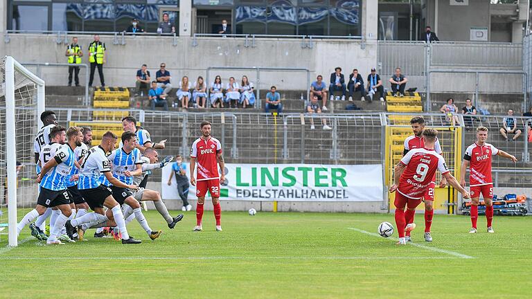 Die große Chance zum 1:1: Marvin Pourié passt auf Christian Strohdiek (hinten). Die große Chance zum 1:1: Marvin Pourié passt auf Christian Strohdiek (hinten).