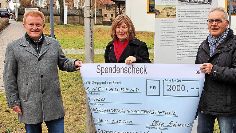 Einen Spendenscheck für die Georg-Hofmann-Altenstiftung übergab Ilse  Schwarz (Bildmitte) an den Stiftungsratsvorsitzenden, Bürgermeister  Matthias Klement (links) und an Marktgemeinderat Winfried Streit (rechts),  den Geschäftsführer der Stiftung. Foto: Dieter Britz       -  Einen Spendenscheck für die Georg-Hofmann-Altenstiftung übergab Ilse  Schwarz (Bildmitte) an den Stiftungsratsvorsitzenden, Bürgermeister  Matthias Klement (links) und an Marktgemeinderat Winfried Streit (rechts),  den Geschäftsführer der Stiftung. Foto: Dieter Britz
