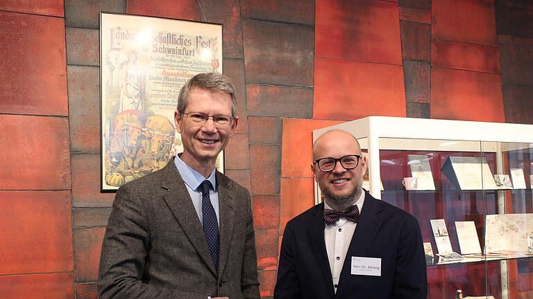 Oberbürgermeister Sebastian Remelé (links)  eröffnete für ein geladenes Publikum die Sonderführung zur Ausstellung 'Essen und Trinken in Alt-Schweinfurt'. Danach führte Archivleiter Gregor Metzig durch das Stadtarchiv.