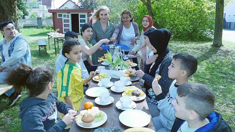 Miteinander reden, essen und die Gemeinschaft genießen. Beim Zuckerfest im Garten des evangelischen Gemeindezentrums von Karlstadt trafen sich Einheimische und Flüchtlinge. Ausrichter war der Helferkreis Karlstadt.