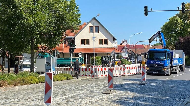 Nach einem Wasserrohrbruch am Sonntagnachmittag ist die Abzweigung in die Stockheimer Straße in Mellrichstadt gesperrt. Derzeit wird die Leitung auf einer Länge von rund 40 Metern ausgetauscht. Nach einem Wasserrohrbruch am Sonntagnachmittag ist die Abzweigung in die Stockheimer Straße in Mellrichstadt gesperrt. Derzeit wird die Leitung auf einer Länge von rund 40 Metern ausgetauscht.