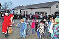 Auf der Suche nach dem Christbaum       -  (gk)   Alle Jahre wieder begeben sich die Kinder bei der Oberickelsheimer Dorfweihnacht auf die Suche nach dem geschmückten Weihnachtsbaum im Ort, der jedes Jahr in einem anderen Hof steht. Der Kinderchor unter der Leitung von Heidi Gebhardt  stimmte am Kirchplatz die vielen großen und kleinen Besucher mit einem Lied schon einmal richtig ein, bevor die Vorsitzende des Gesangvereins, Renate Kraft, die Kinder auf die Suche schickte.  Während im vergangenen Jahr der Baum sehr nah am Kirchplatz zu finden war, drehten die Kinder, gefolgt von den Erwachsenen, heuer erst einmal eine Runde über den Ostring, bevor es über die Untergasse in Richtung Bundesstraße 13 ging. Dann war es leicht, denn genau gegenüber der Einmündung sahen die Kinder schon den Baum im Hof der Familie Ingrid und Karl Finkenberger leuchten. Natürlich hatten die Kinder im Vorfeld eifrig geprobt, um mit vielen Liedern die Zuhörer zusammen mit den Mitgliedern des Bläserchors Frank Hümmer, Yanik Lilli, Jürgen Großmann, Leon Deutschmann, Katja Münz, Christine Kempf, Ralf Lilli und Renate Kraft auf Weihnachten einzustimmen. Selbstverständlich schaute auch der Nikolaus vorbei und bescherte die Kleinen.