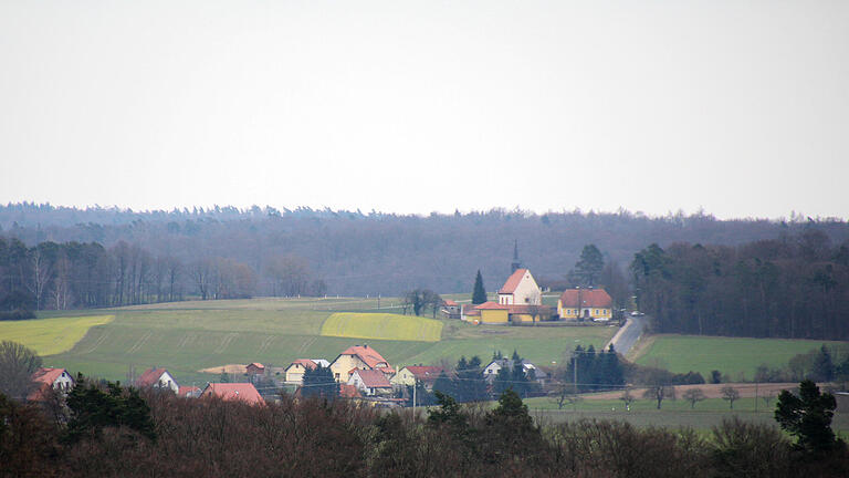 Ein Großaufgebot an geladenen Gästen wohnte am Samstagvormittag der Eröffnung des Baumwipfelpfades Steigerwald durch Bayerns Landwirtschafts- und Forstminister Helmut Brunner mit anschließender kirchlicher Segnung auf dem Radstein bei Ebrach bei. Am Nachmittag als auch am Sonntag war dann die Bevölkerung bei freiem Eintritt eingeladen, die neue Attraktion im Steigerwald zu besuchen.