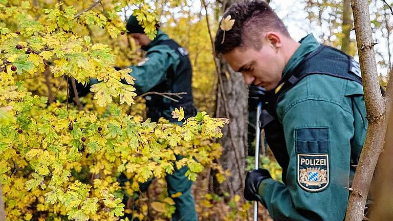 Am Donnerstagmorgen noch durchkämmten Polizisten der Würzburger Bereitschaft ein Waldstück an der Mellrichstädter Mittelschule, wo es zu einer versuchten Entführung kam. Am Nachmittag konnte dann ein dringend Tatverdächtiger im thüringischen Suhl gefasst werden. Am Donnerstagmorgen noch durchkämmten Polizisten der Würzburger Bereitschaft ein Waldstück an der Mellrichstädter Mittelschule, wo es zu einer versuchten Entführung kam. Am Nachmittag konnte dann ein dringend Tatverdächtiger im thüringischen Suhl gefasst werden.