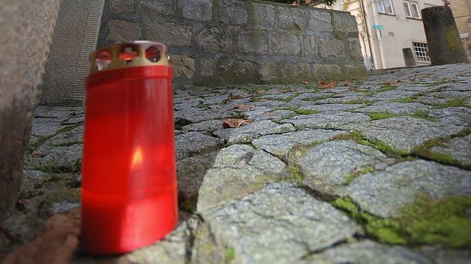 Nach dem Doppelmord in Repperndorf: Vor dem Haus steht eine Kerze. Nach dem Doppelmord in Repperndorf: Vor dem Haus steht eine Kerze.