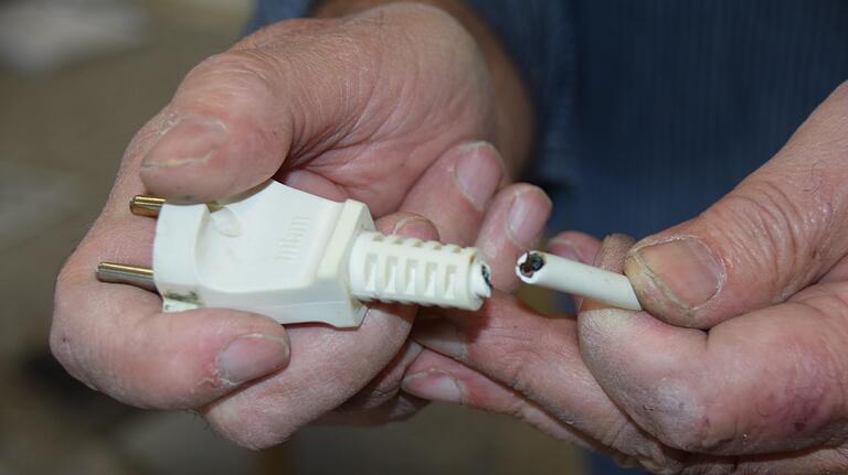 Eine typische Bruchstelle des Kabels hinter dem Stecker war die Ursache des defekten Heizlüfters. Eine typische Bruchstelle des Kabels hinter dem Stecker war die Ursache des defekten Heizlüfters.