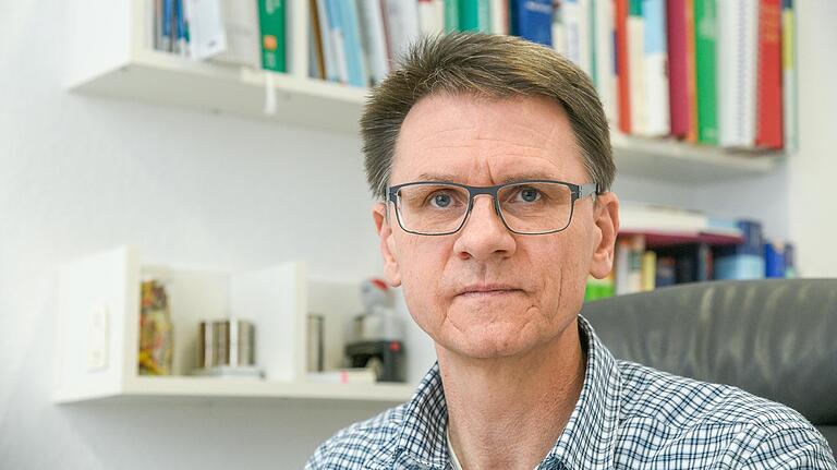 Dr. Christian Pfeiffer, Vorsitzender des unterfränkischen Hausärzteverbandes, verzeichnet in seiner Giebelstadter Praxis noch keine allzu große Nachfrage nach Corona-Tests. Dr. Christian Pfeiffer, Vorsitzender des unterfränkischen Hausärzteverbandes, verzeichnet in seiner Giebelstadter Praxis noch keine allzu große Nachfrage nach Corona-Tests.
