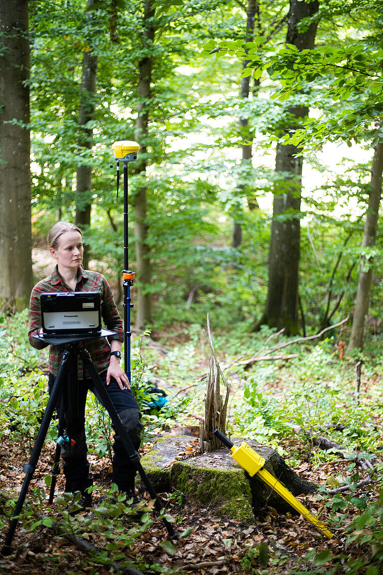 Die Inventurpunkte im Wald zu finden, ist oft gar nicht so leicht. 'Es ist ein bisschen wie Geocaching', sagt die Försterin Laura Winckelmann. Die Inventurpunkte im Wald zu finden, ist oft gar nicht so leicht. 'Es ist ein bisschen wie Geocaching', sagt die Försterin Laura Winckelmann.