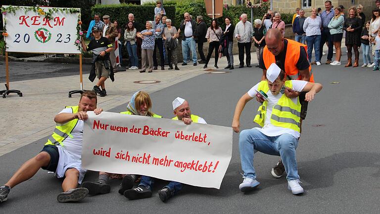 Mit einer Sitz-Blockade machten vier Kirchweih-Aktivisten beim Umzug in Rüdenhausen auf das lokale Problem aufmerksam. Mit einer Sitz-Blockade machten vier Kirchweih-Aktivisten beim Umzug in Rüdenhausen auf das lokale Problem aufmerksam.