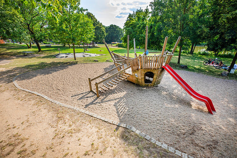 Der Abenteuerspielplatz am Naturbadesee bei Sennfeld. Der Abenteuerspielplatz am Naturbadesee bei Sennfeld.