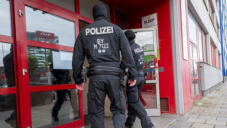Razzien gegen Islamisten - München - Auch die Räumlichkeiten der Islamischen Vereinigung Bayern in München wurden von der Polizei durchsucht. Razzien gegen Islamisten - München - Auch die Räumlichkeiten der Islamischen Vereinigung Bayern in München wurden von der Polizei durchsucht.