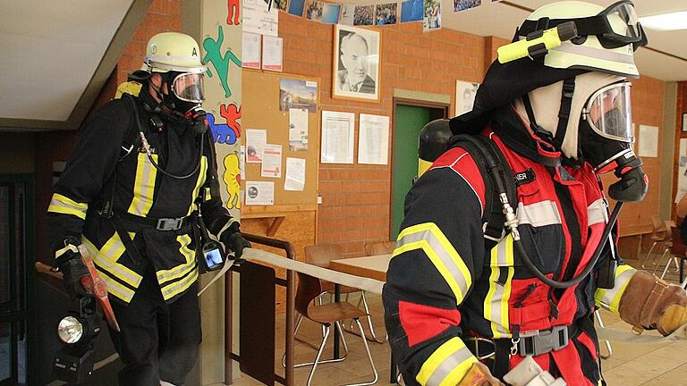 Das Szenario für die Feuerwehrübung lautete &bdquo;Brand im Chemieraum&rdquo;. Deshalb trugen die Einsatzkräfte Masken.