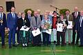 Herausragende ehrenamtlich Engagierte im Geist des Sennfelder Friedensfestes erhielten die Goldene Gedenkmedaille/Unesco-Friedensmedaille. Beim Gemeindeempfang dabei waren (von links) Bürgermeister Oliver Schulze, Landrat Florian Töpper, Ute Birkmeyer, Ursula Kullich, Klaus Birkmeyer, Manfred Geyer, Professor Richard Riess, Beate und Peter Leubner, Helmut Büschel, Ursula Pfister, Walter Magerhans, dritter Bürgermeister Jürgen Bandorf und zweiter Bürgermeister Helmut Heimrich.