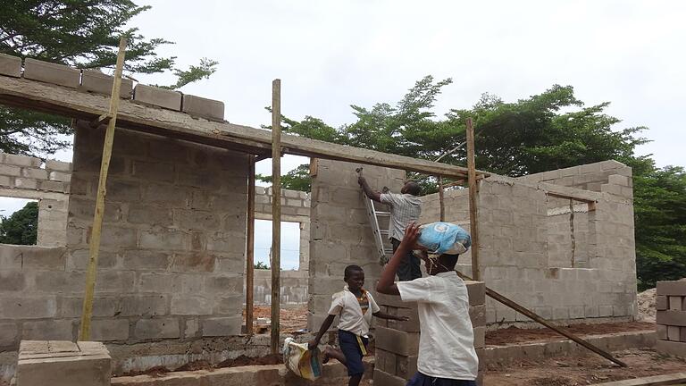 Projekt für die Grundschule Tumaini - Projekt für die Grundschule Tumaini Projekt für die Grundschule Tumaini - Projekt für die Grundschule Tumaini