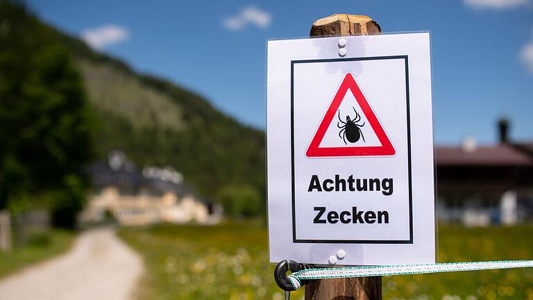 Achtung Zecken       -  Wer so ein Schild beim Wandern sieht, sollte sich am Abend besonders gut nach Zecken absuchen.