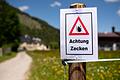 Achtung Zecken       -  Wer so ein Schild beim Wandern sieht, sollte sich am Abend besonders gut nach Zecken absuchen.