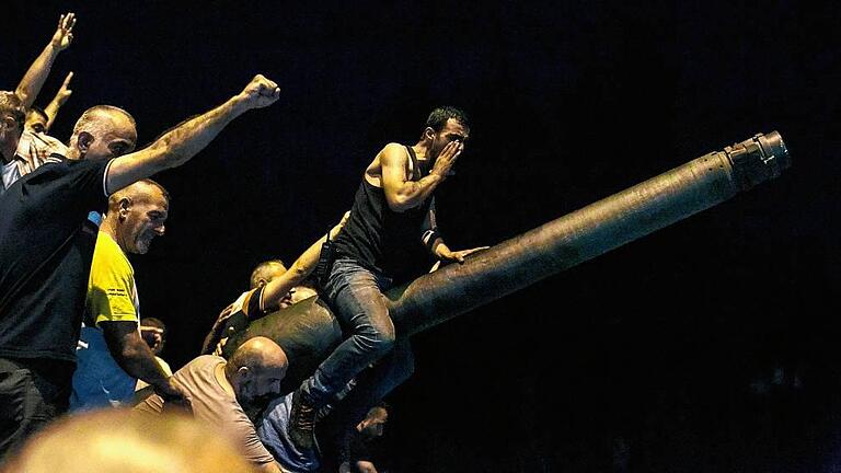 TOPSHOT-TURKEY-POLITICS-MILITARY-COUP       -  Symbol für die besiegte Armee: Erdogan-Anhänger haben in der Nacht zum Samstag einen Panzer in Istanbul unter ihre Kontrolle gebracht.