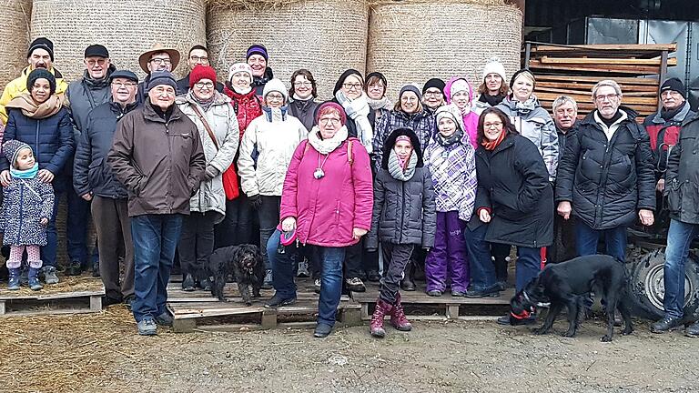 Rund 40 Wanderlustige des Gesangvereins lernten bei ihrer 'Winter/Regenwanderung' Karbachs Fluren besser kennen. Hier die rastende Gruppe am Griesberg, südöstlich des Dorfes. Rund 40 Wanderlustige des Gesangvereins lernten bei ihrer 'Winter/Regenwanderung' Karbachs Fluren besser kennen. Hier die rastende Gruppe am Griesberg, südöstlich des Dorfes.