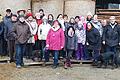 Rund 40 Wanderlustige des Gesangvereins lernten bei ihrer 'Winter/Regenwanderung' Karbachs Fluren besser kennen. Hier die rastende Gruppe am Griesberg, südöstlich des Dorfes.