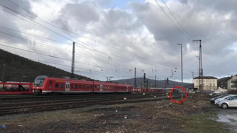 An dieser Stelle am Bahnhof Gemünden soll eine Station zum Entleeren und Befüllen von Zugklos entstehen. An dieser Stelle am Bahnhof Gemünden soll eine Station zum Entleeren und Befüllen von Zugklos entstehen.