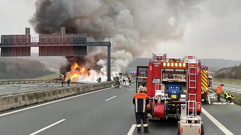 Sattelzug in Vollbrand: Zu dem Einsatz auf der A 3 bei Kist im Februar 2021 rückte auch die Feuerwehr Höchberg aus. Sattelzug in Vollbrand: Zu dem Einsatz auf der A 3 bei Kist im Februar 2021 rückte auch die Feuerwehr Höchberg aus.