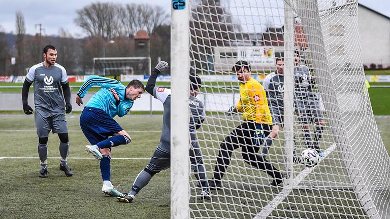 Auf unserem Bild trifft Dampfachs Patrick Winter gegen WMP-Keeper  Alexander Bätz zum 3:0 und macht damit seinen lupenreinen Hattrick vor Pause perfekt. Foto: Ryan Evans       -  Auf unserem Bild trifft Dampfachs Patrick Winter gegen WMP-Keeper  Alexander Bätz zum 3:0 und macht damit seinen lupenreinen Hattrick vor Pause perfekt. Foto: Ryan Evans