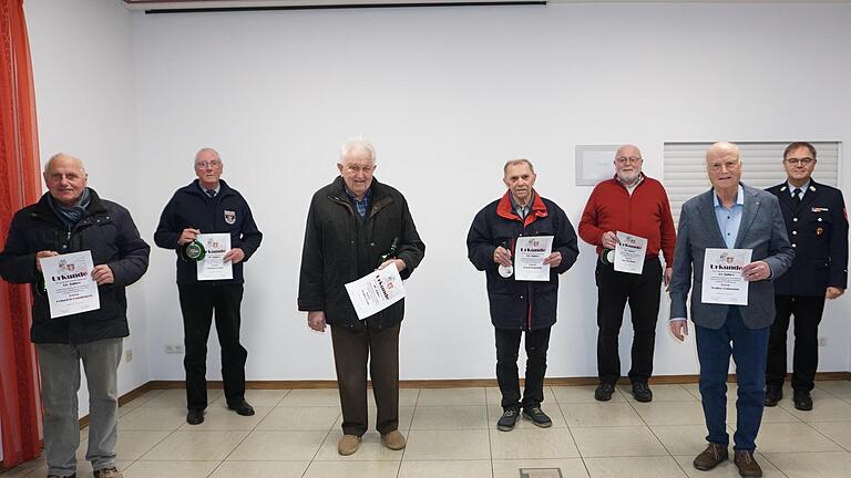 Ehrungen für 70, 60 und 55 Jahre bei der Feuerwehr Wildflecken gab es für: (von links) Heinrich Gundelach, Ottmar Bohn, Walter Höhl, Erich Schmidt, Otto Kirchner und Walter Gutmann. Kommandant Georg Helfrich gratulierte. Fotos: Marion Eckert       -  Ehrungen für 70, 60 und 55 Jahre bei der Feuerwehr Wildflecken gab es für: (von links) Heinrich Gundelach, Ottmar Bohn, Walter Höhl, Erich Schmidt, Otto Kirchner und Walter Gutmann. Kommandant Georg Helfrich gratulierte. Fotos: Marion Eckert