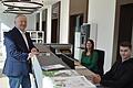 Einen Platz an der Sonne haben Melanie Morper und Lukas Deininger (im Bild mit Landrat Thomas Bold) am Service-Point der neuen Kfz.-Zulassungsstelle im Telekomgebäude (Bauteil F des Landratsamts).