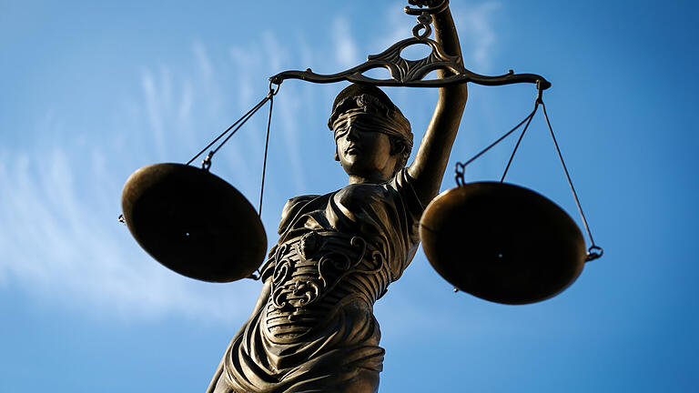 Unabhängigkeit der Justiz - Justitia       -  ARCHIV - 09.09.2014, Bayern, Bamberg: Eine Statue der Justitia hält eine Waage in ihrer Hand. (zu dpa «Politik ohne Respekt vor der Justiz? Fall Sami A. löst Debatte aus» vom 16.08.2018) Foto: David-Wolfgang Ebener/dpa +++ dpa-Bildfunk +++ | Verwendung weltweit