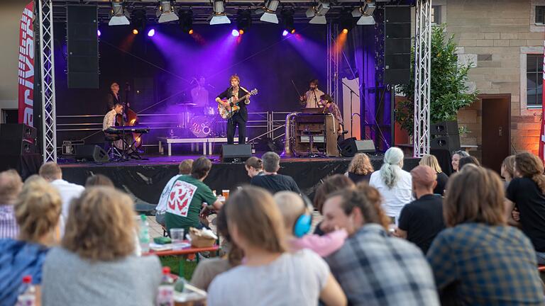 Stellvertretend für die vielen kleinen, Mut machenden Open-Air-Konzepte in Corona-Zeiten: der Auftritt des österreichischen Liedermachers Voodoo Jürgens auf Gut Wöllried in Rottendorf. Stellvertretend für die vielen kleinen, Mut machenden Open-Air-Konzepte in Corona-Zeiten: der Auftritt des österreichischen Liedermachers Voodoo Jürgens auf Gut Wöllried in Rottendorf.