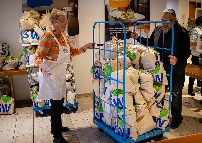 Bei der Weihnachtsfeier für Alleinstehende und Bedürftige der Stadt Schweinfurt gibt es auch Geschenke. Überreicht von ehrenamtlichen Helferinnen und Helfern. Bei der Weihnachtsfeier für Alleinstehende und Bedürftige der Stadt Schweinfurt gibt es auch Geschenke. Überreicht von ehrenamtlichen Helferinnen und Helfern. 