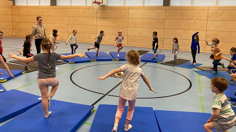 Yoga in der 1. Klasse der GS Hafenlohr.