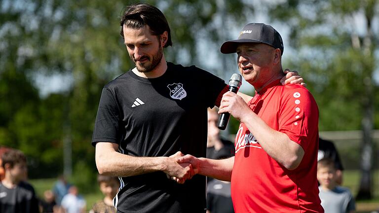 Danke für elf Jahre bei der DJK Dampfach: Vorsitzender Bernd Riedelmeier (rechts) verabschiedet vor dem Spiel gegen den TSV Karlburg seinen Kapitän Stefan Greb. Danke für elf Jahre bei der DJK Dampfach: Vorsitzender Bernd Riedelmeier (rechts) verabschiedet vor dem Spiel gegen den TSV Karlburg seinen Kapitän Stefan Greb.