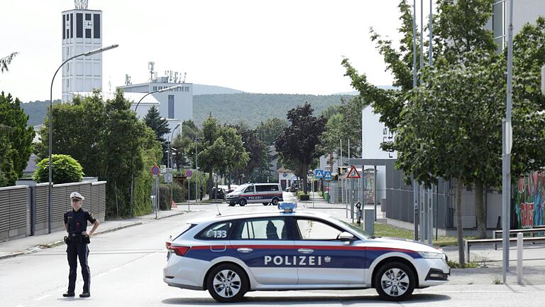 Großeinsatz in Ternitz - Bei einem stundenlangen Großeinsatz stellte die Polizei chemische Substanzen sicher. Großeinsatz in Ternitz - Bei einem stundenlangen Großeinsatz stellte die Polizei chemische Substanzen sicher.