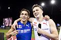 Diamond League - Duplantis besiegt Warholm       -  Norweger Warholm (r) muss nach der Niederlage gegen Duplantis beim Meeting am Donnerstag in einem schwedischen Trikot laufen.