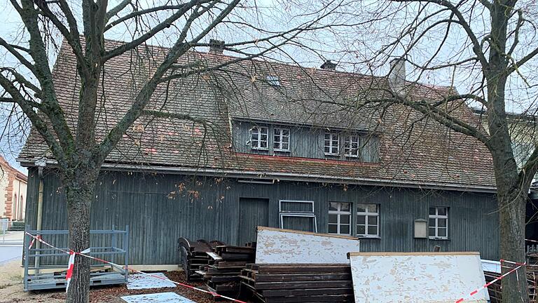 Das 'alte Sportheim' gehört zum Komplex der Eissporthalle, den ein ukrainischer Investor gekauft hat und der jetzt weitgehend leersteht. Dort verloren zwei Kissinger Vereine Räume. Foto: Michael Grimm - Das 'alte Sportheim' gehört zum Komplex der Eissporthalle, den ein ukrainischer Investor gekauft hat und der jetzt weitgehend leersteht. Dort verloren zwei Kissinger Vereine Räume. Foto: Michael Grimm Das 'alte Sportheim' gehört zum Komplex der Eissporthalle, den ein ukrainischer Investor gekauft hat und der jetzt weitgehend leersteht. Dort verloren zwei Kissinger Vereine Räume. Foto: Michael Grimm - Das 'alte Sportheim' gehört zum Komplex der Eissporthalle, den ein ukrainischer Investor gekauft hat und der jetzt weitgehend leersteht. Dort verloren zwei Kissinger Vereine Räume. Foto: Michael Grimm