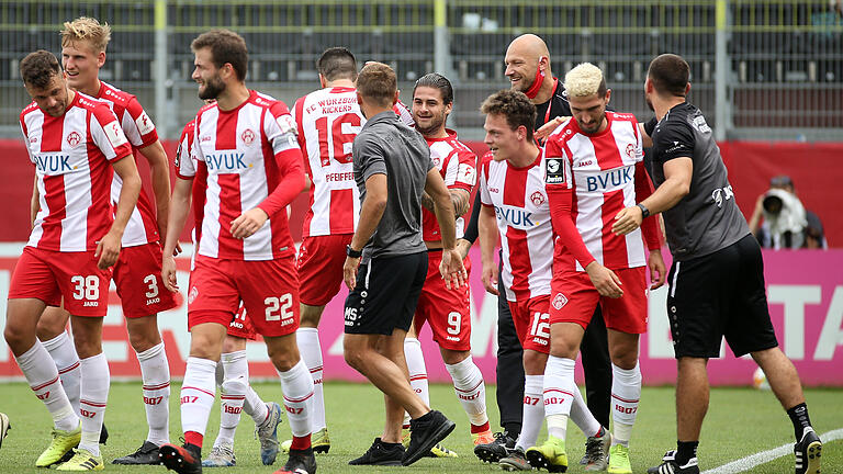Gemeinsamer Jubel: Spieler und Trainer freuen sich über Luca Pfeiffers Treffer zum 2:0 gegen Rostock. Gemeinsamer Jubel: Spieler und Trainer freuen sich über Luca Pfeiffers Treffer zum 2:0 gegen Rostock.