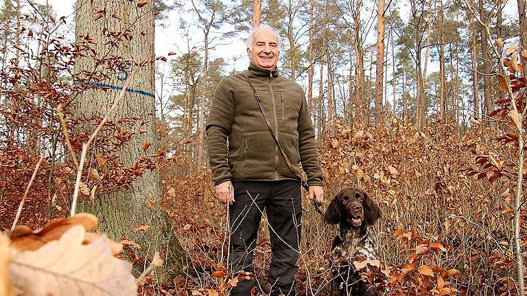 Klaus Behr Förster Forstamtsleiter Diana Fuchs 2020 (3)       -  Klaus Behr, scheidender Leiter des Bereichs Forsten am Kitzinger Amt für Ernährung, Landwirtschaft & Forsten, und seine Hündin Bella werden auch weiterhin durch die fränkischen Wälder streifen.