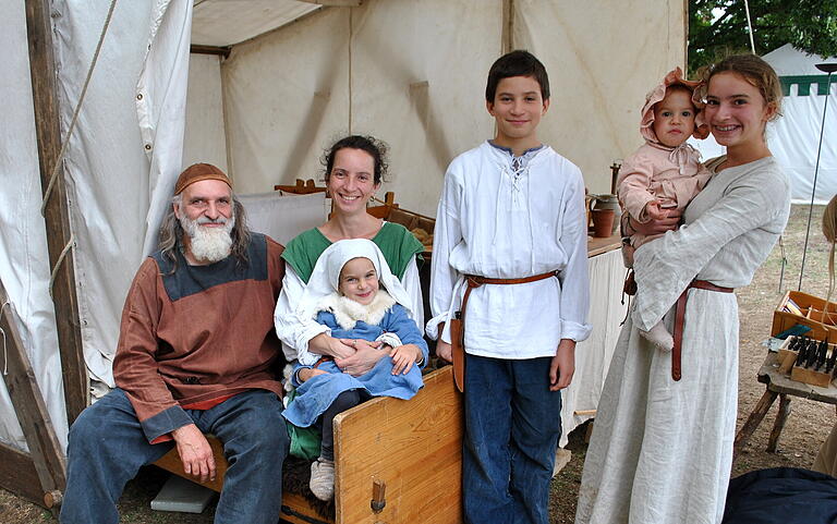 Die ganze Familie ist bei Clemens dem Schmied gern dabei und zeigt das Leben im Mittelalter. Die ganze Familie ist bei Clemens dem Schmied gern dabei und zeigt das Leben im Mittelalter.