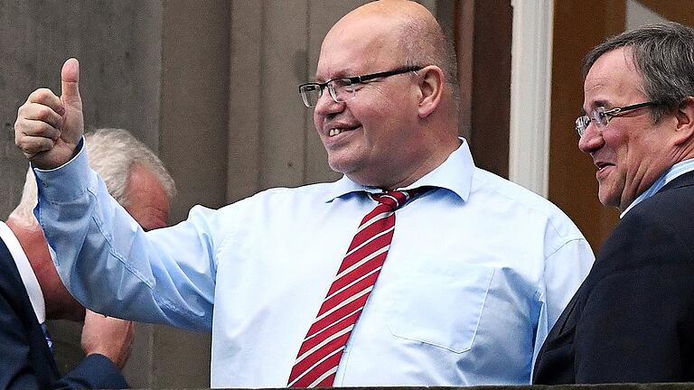 Fortsetzung der Sondierungsverhandlungen       -  Es wird schon werden: Kanzleramtsminister Peter Altmaier (Mitte) und NRW-Ministerpräsident Armin Laschet in einer Pause der Sondierungsverhandlungen.